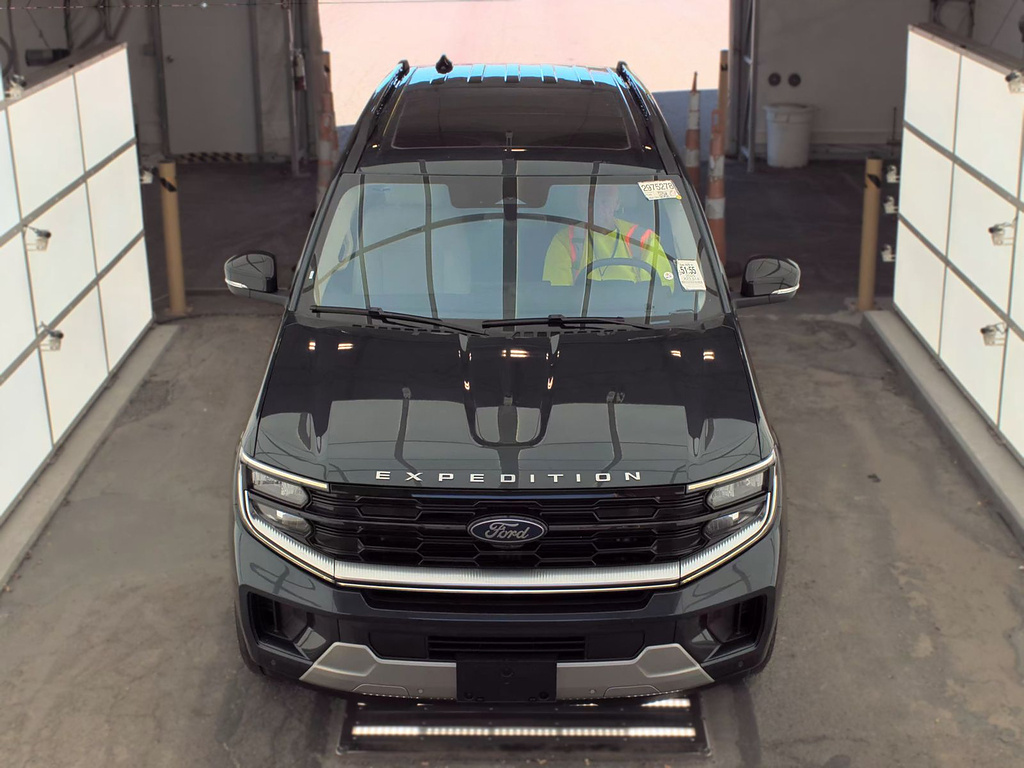 2025 Ford Expedition photo 2 of 18