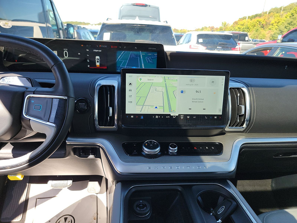2025 Ford Expedition photo 16 of 18