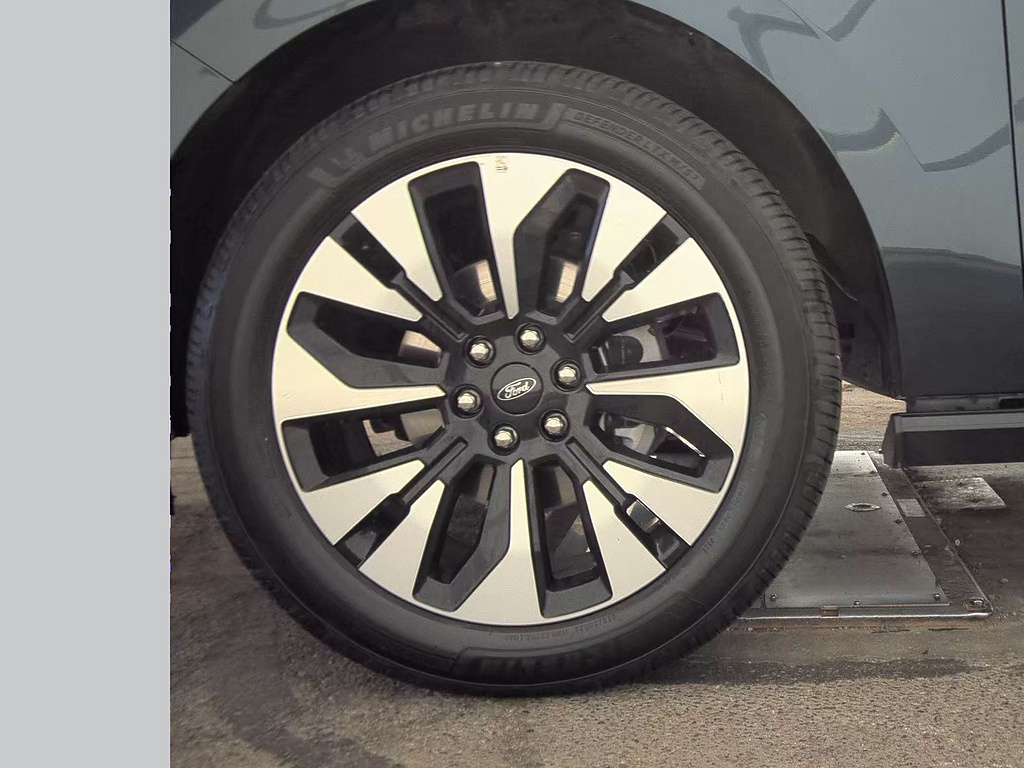 2025 Ford Expedition photo 9 of 18