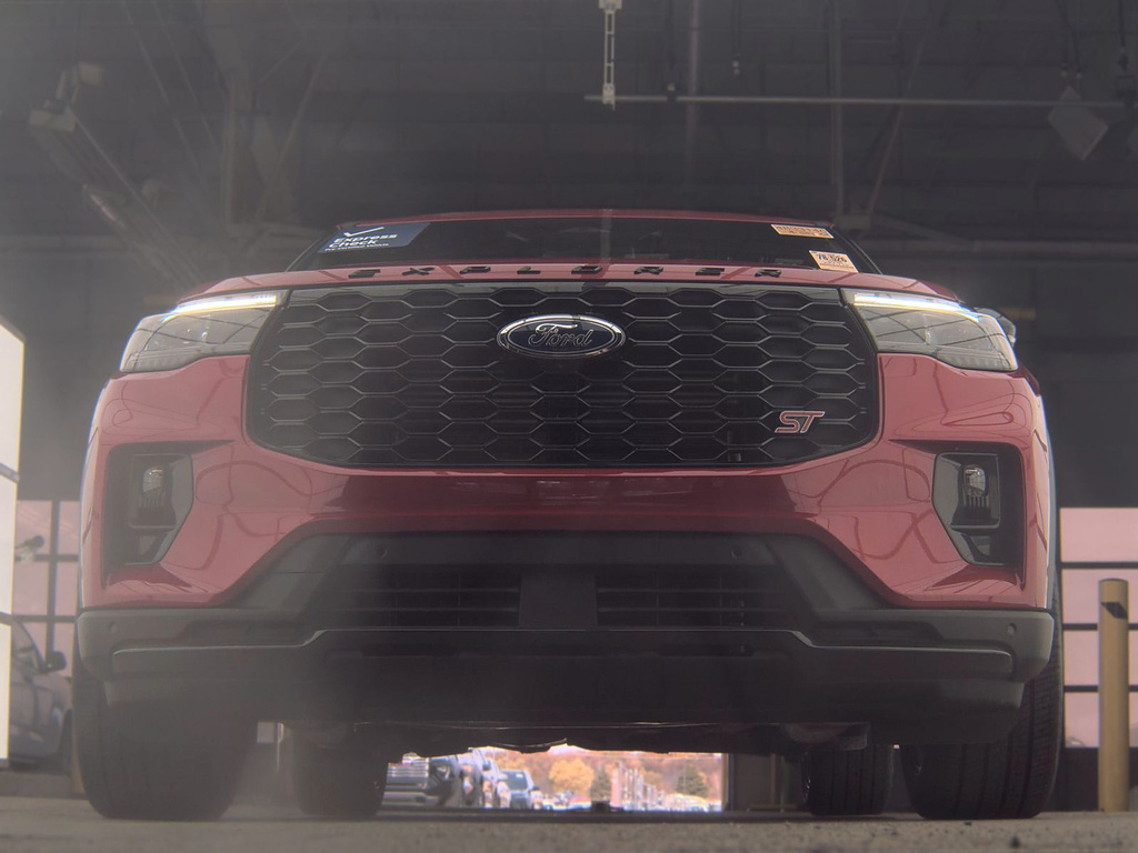 2026 Ford Explorer photo 3 of 17