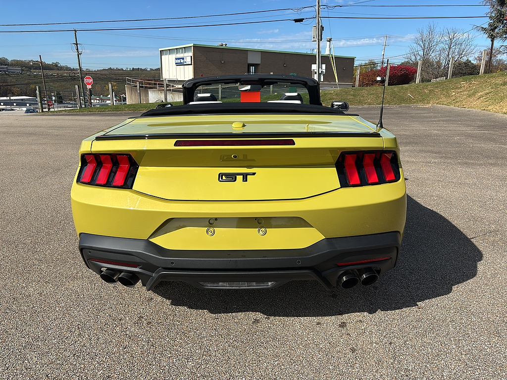 2025 Ford Mustang photo 4 of 26