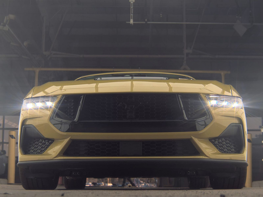 2025 Ford Mustang photo 3 of 20