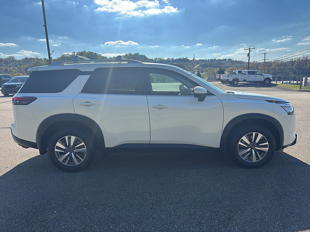 2023 Nissan Pathfinder photo 5 of 27