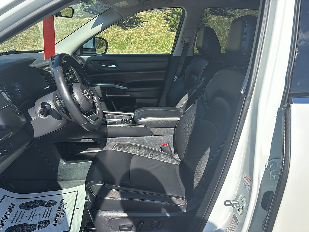 2023 Nissan Pathfinder photo 11 of 27