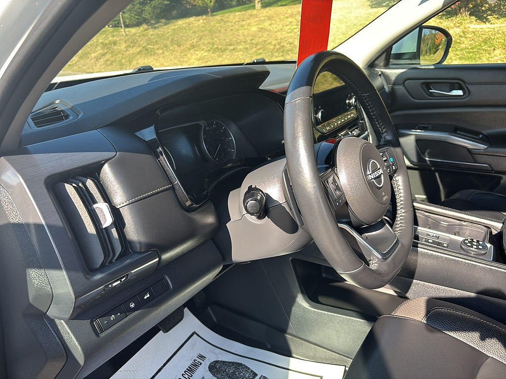 2023 Nissan Pathfinder photo 13 of 27