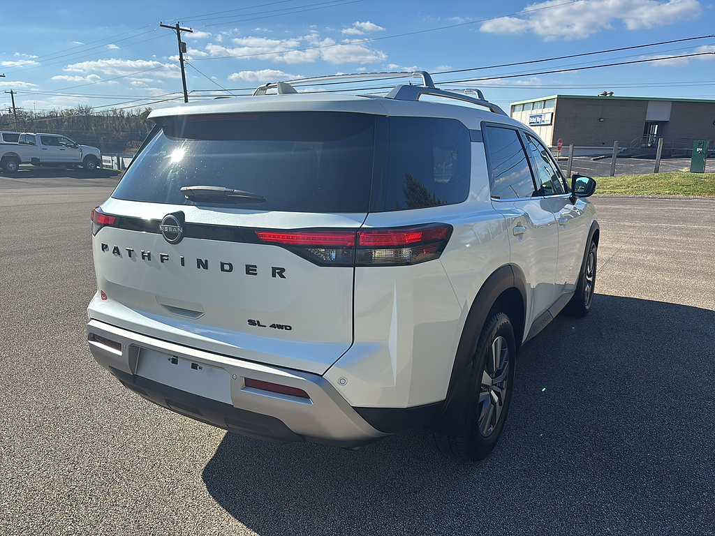 2023 Nissan Pathfinder photo 4 of 27