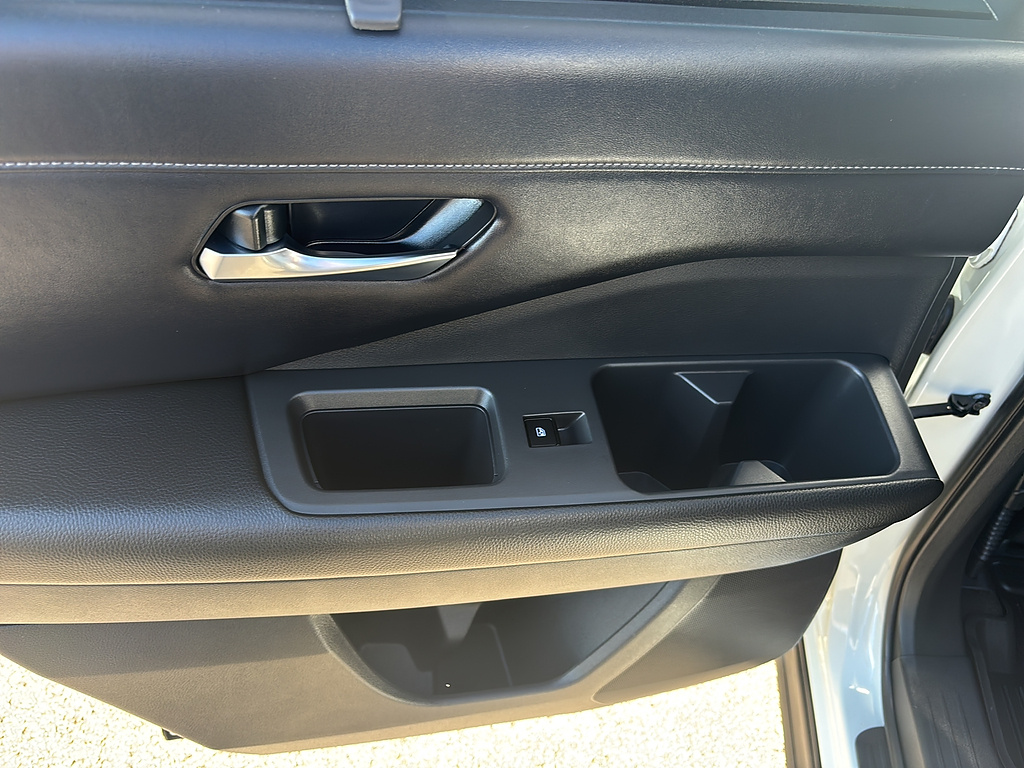 2023 Nissan Pathfinder photo 17 of 27