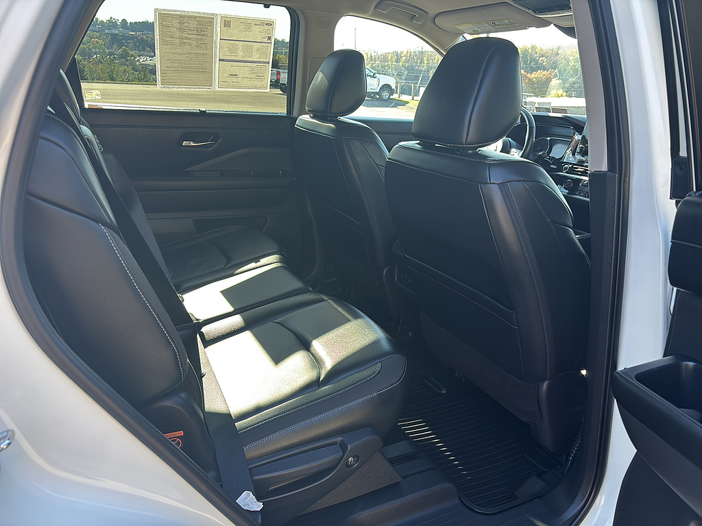 2023 Nissan Pathfinder photo 19 of 27