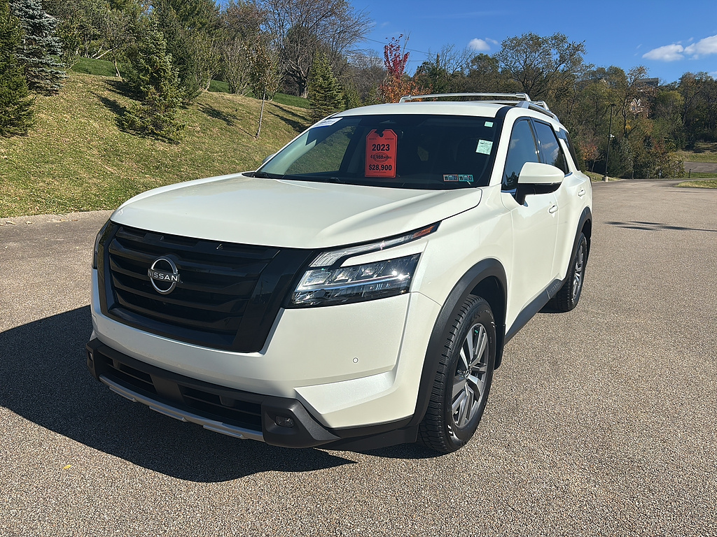 2023 Nissan Pathfinder photo 8 of 27