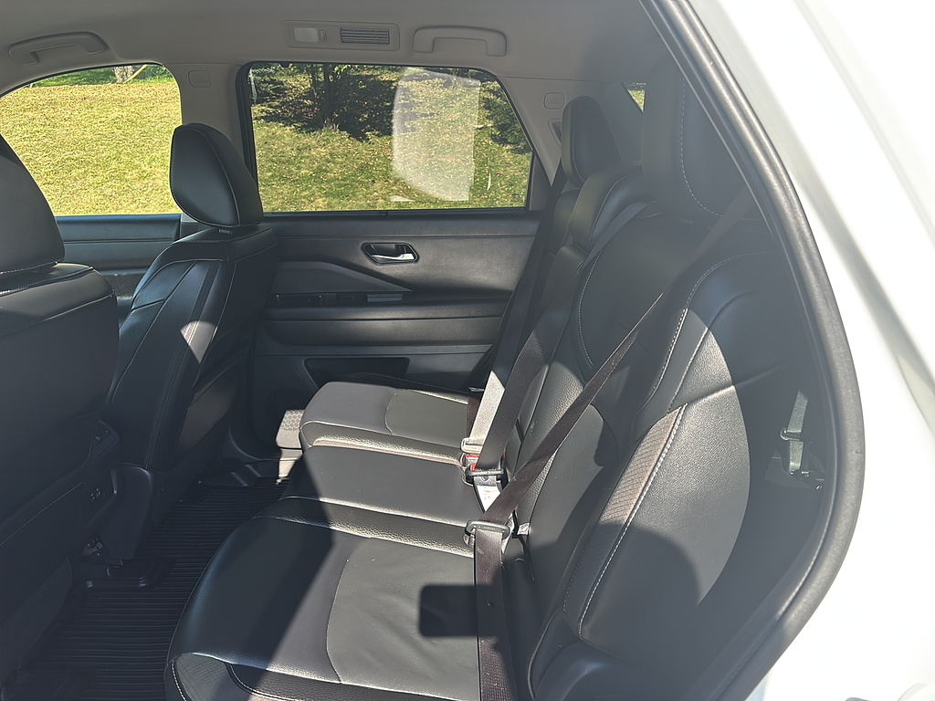 2023 Nissan Pathfinder photo 16 of 27