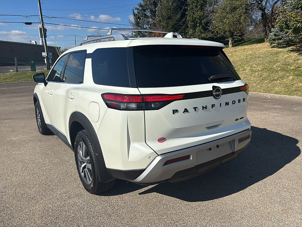 2023 Nissan Pathfinder photo 2 of 27