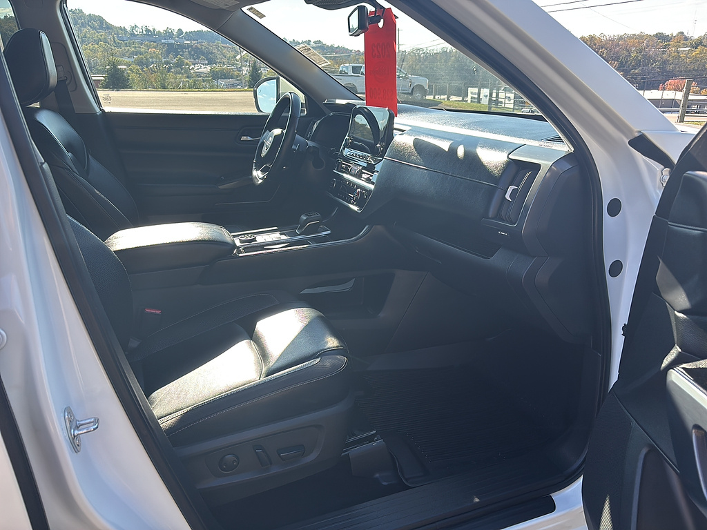 2023 Nissan Pathfinder photo 20 of 27