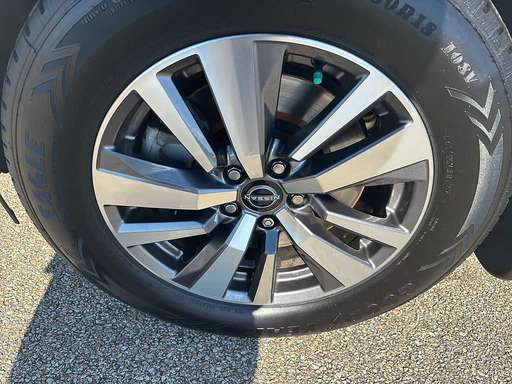 2023 Nissan Pathfinder photo 9 of 27