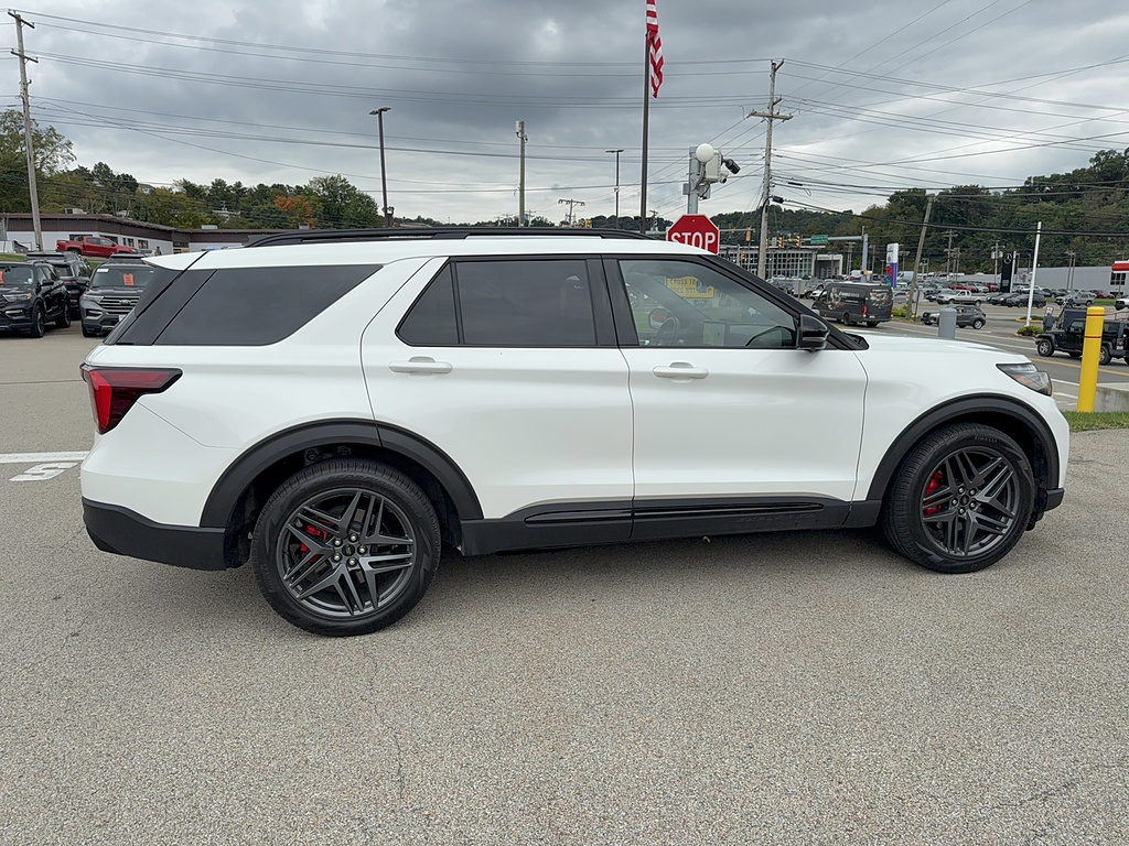 2025 Ford Explorer photo 3 of 5