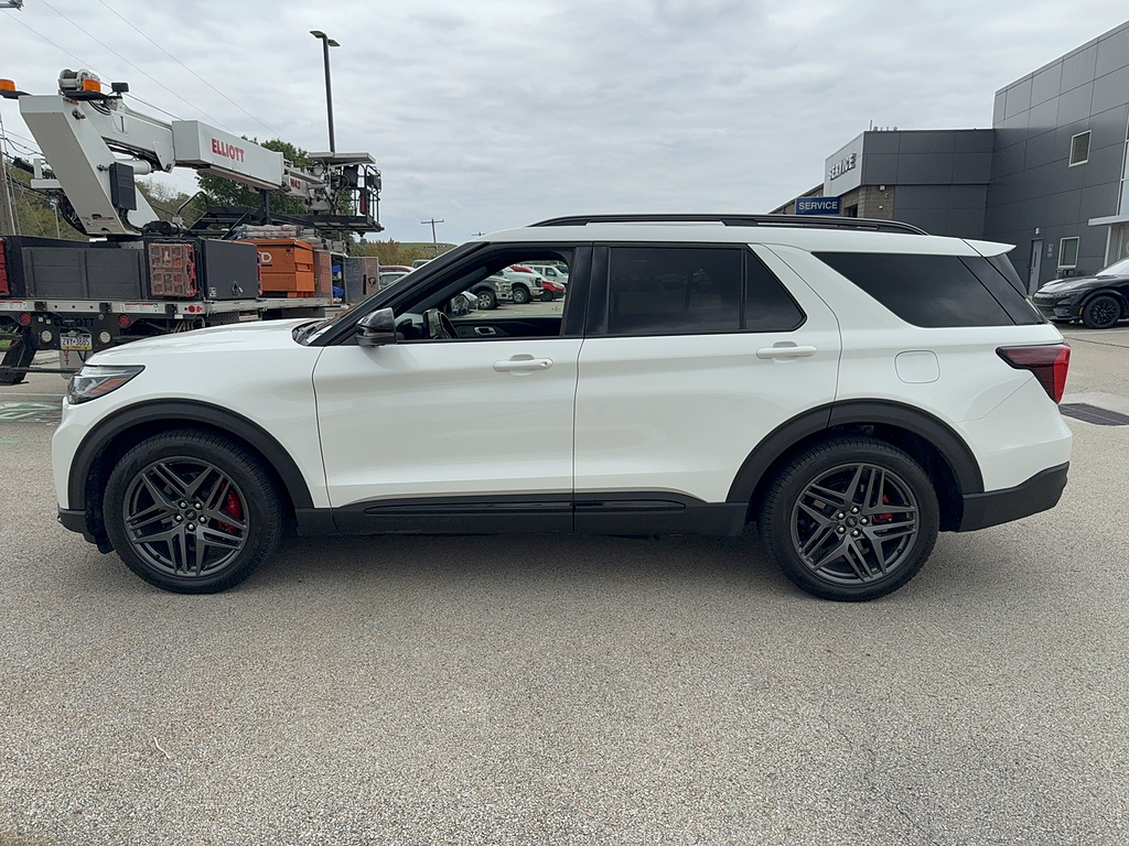 2025 Ford Explorer photo 2 of 5