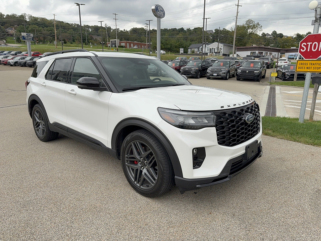 2025 Ford Explorer photo 4 of 5