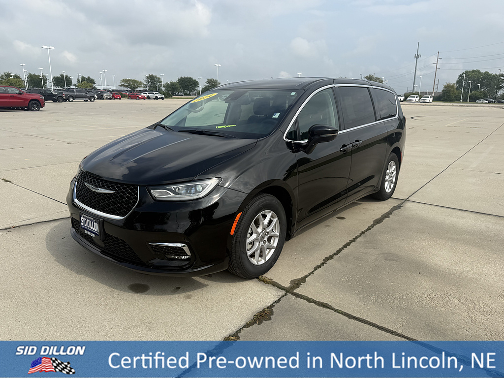 Diamond Black Crystal Pearl Coat 2024 Chrysler Pacifica Minivan Front-Wheel Drive 9-Speed Automatic