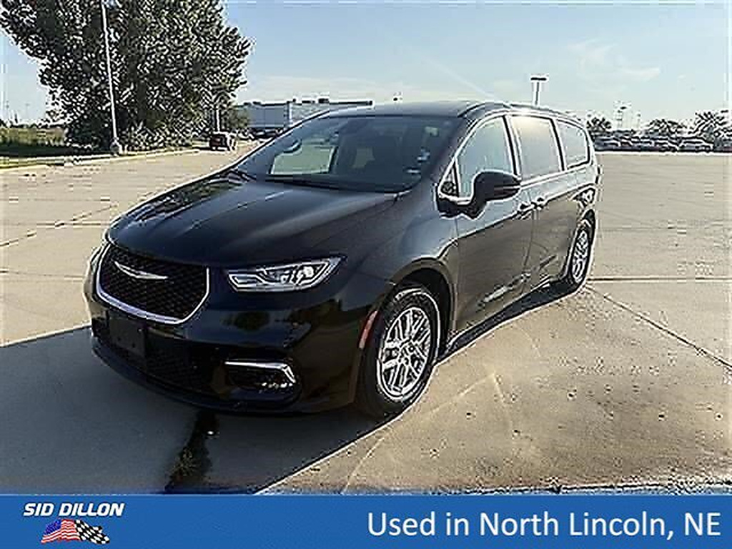 Diamond Black Crystal Pearl Coat 2024 Chrysler Pacifica Minivan Front-Wheel Drive 9-Speed Automatic