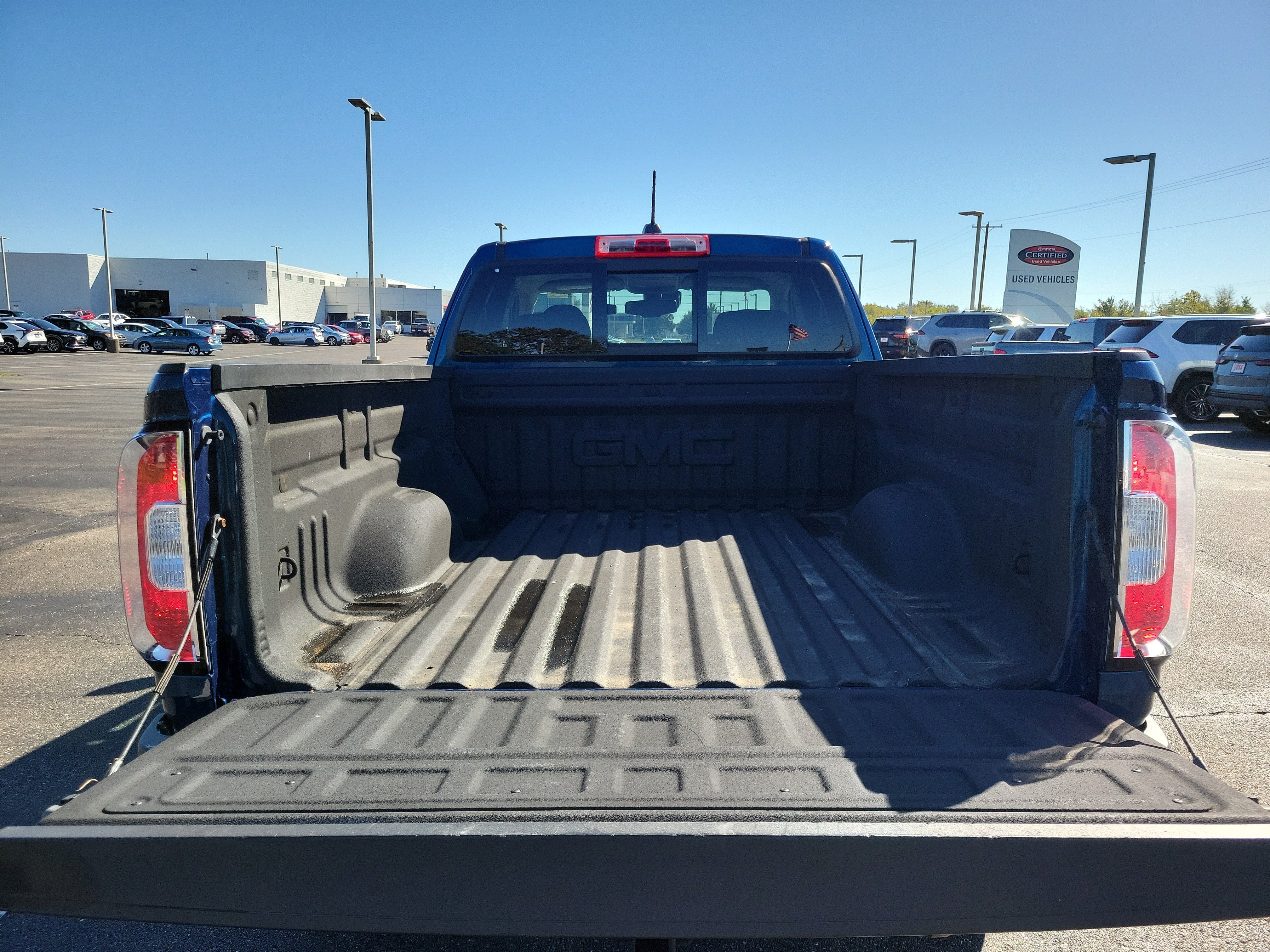 Used 2019 Blue Emerald Metallic GMC SLE image 12