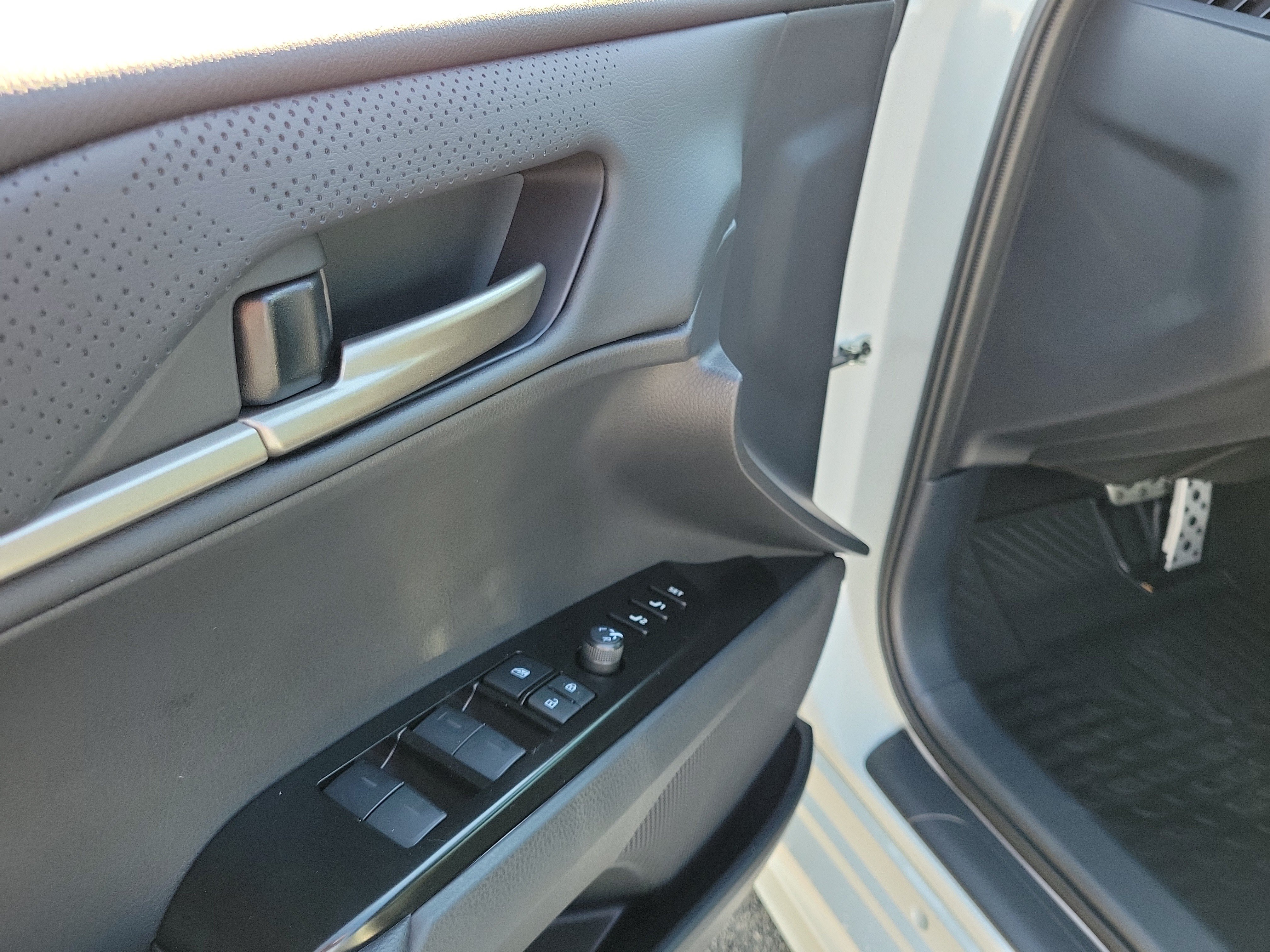 New 2026 Wind Chill Pearl w/Midnight Black Metallic Roof Toyota XSE image 22