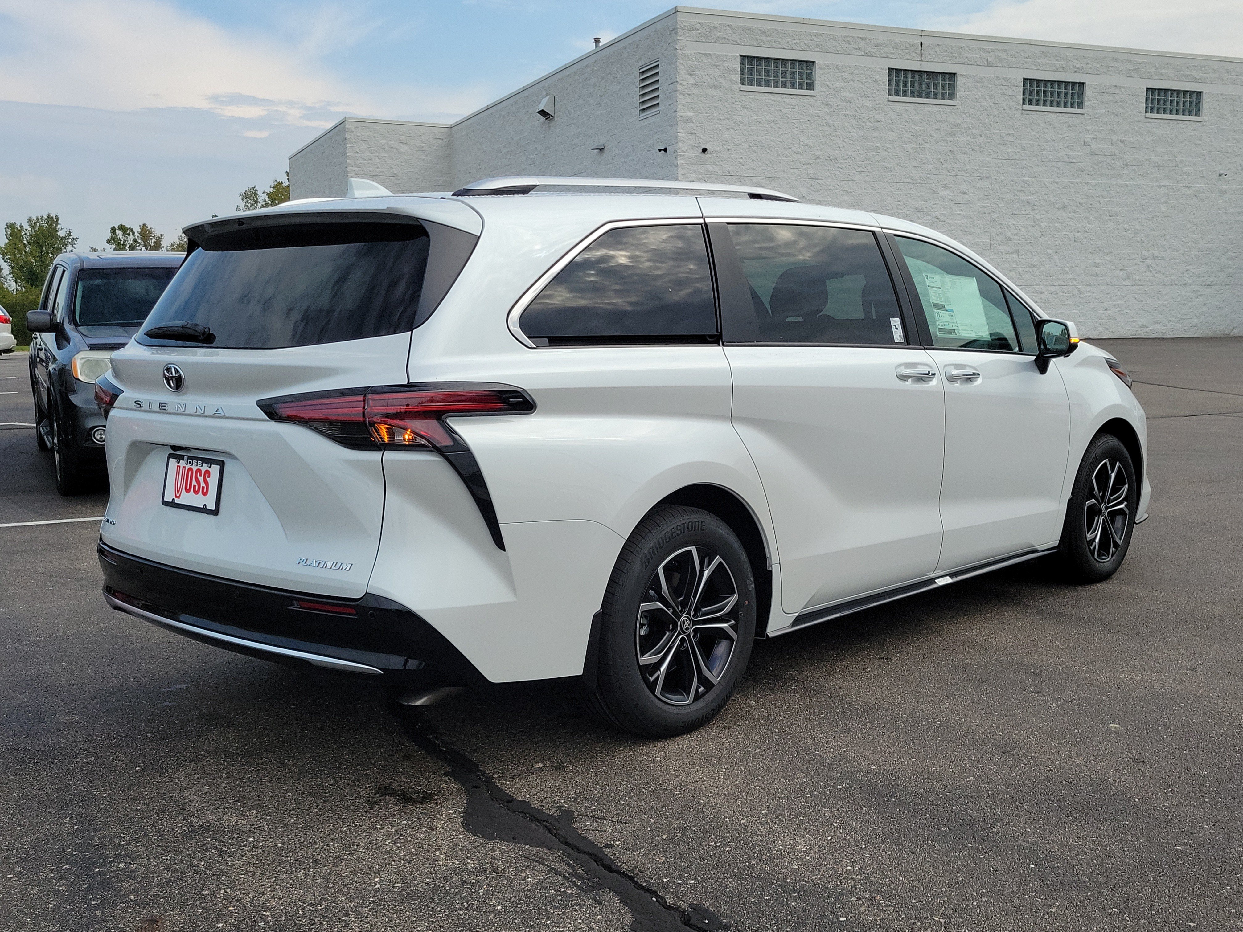 New 2026 Wind Chill Pearl <sup>1</sup> Toyota  Platinum image 8