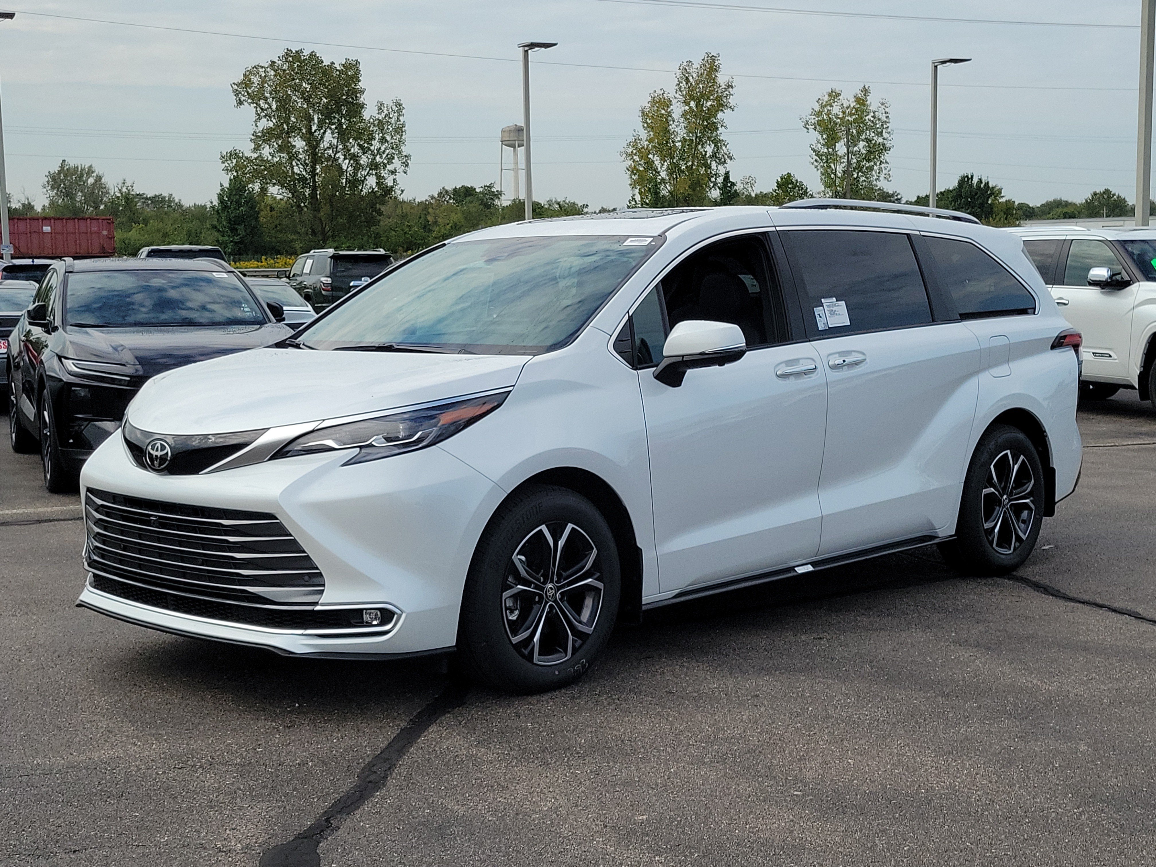 New 2026 Wind Chill Pearl <sup>1</sup> Toyota  Platinum image 6