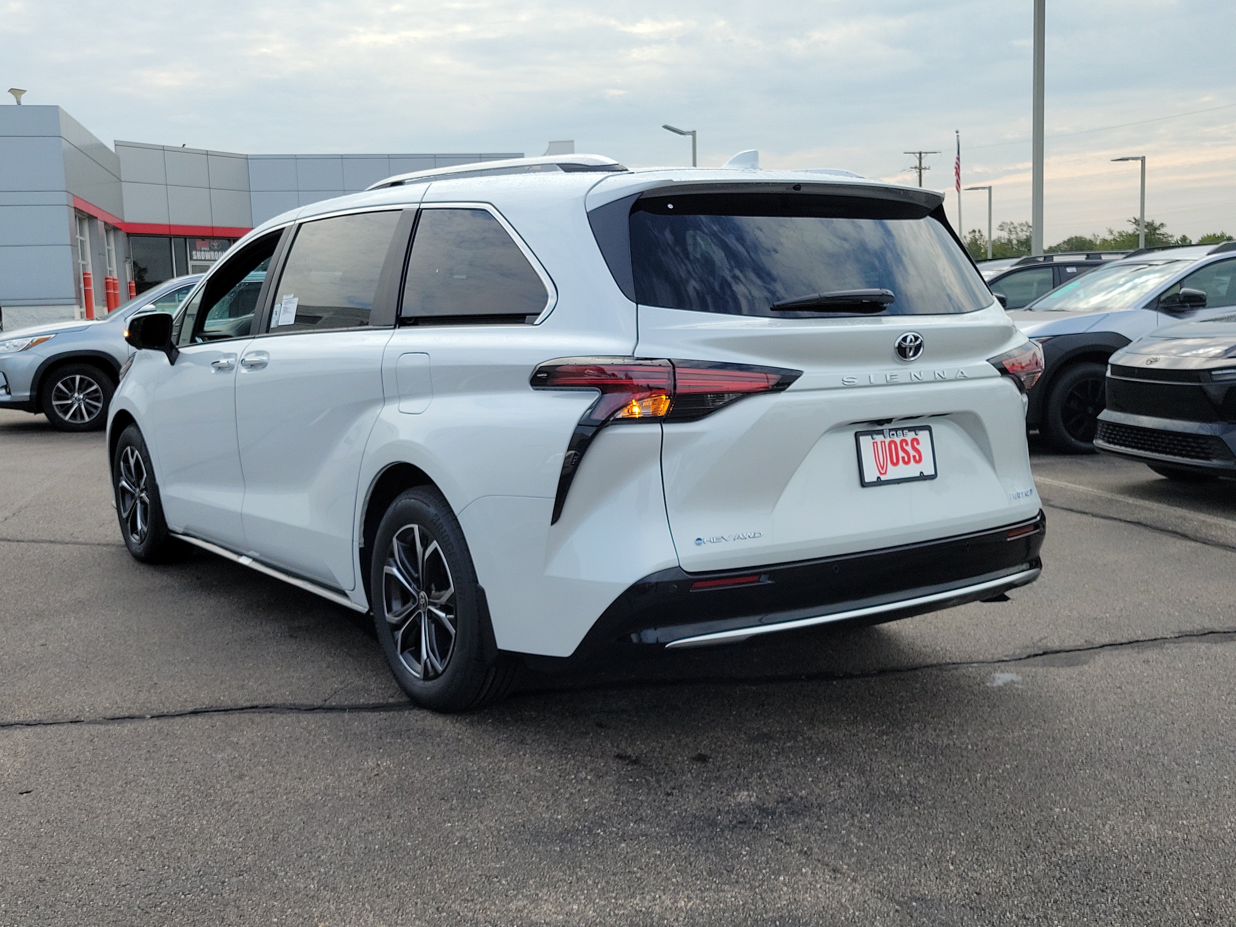 New 2026 Wind Chill Pearl <sup>1</sup> Toyota  Platinum image 7