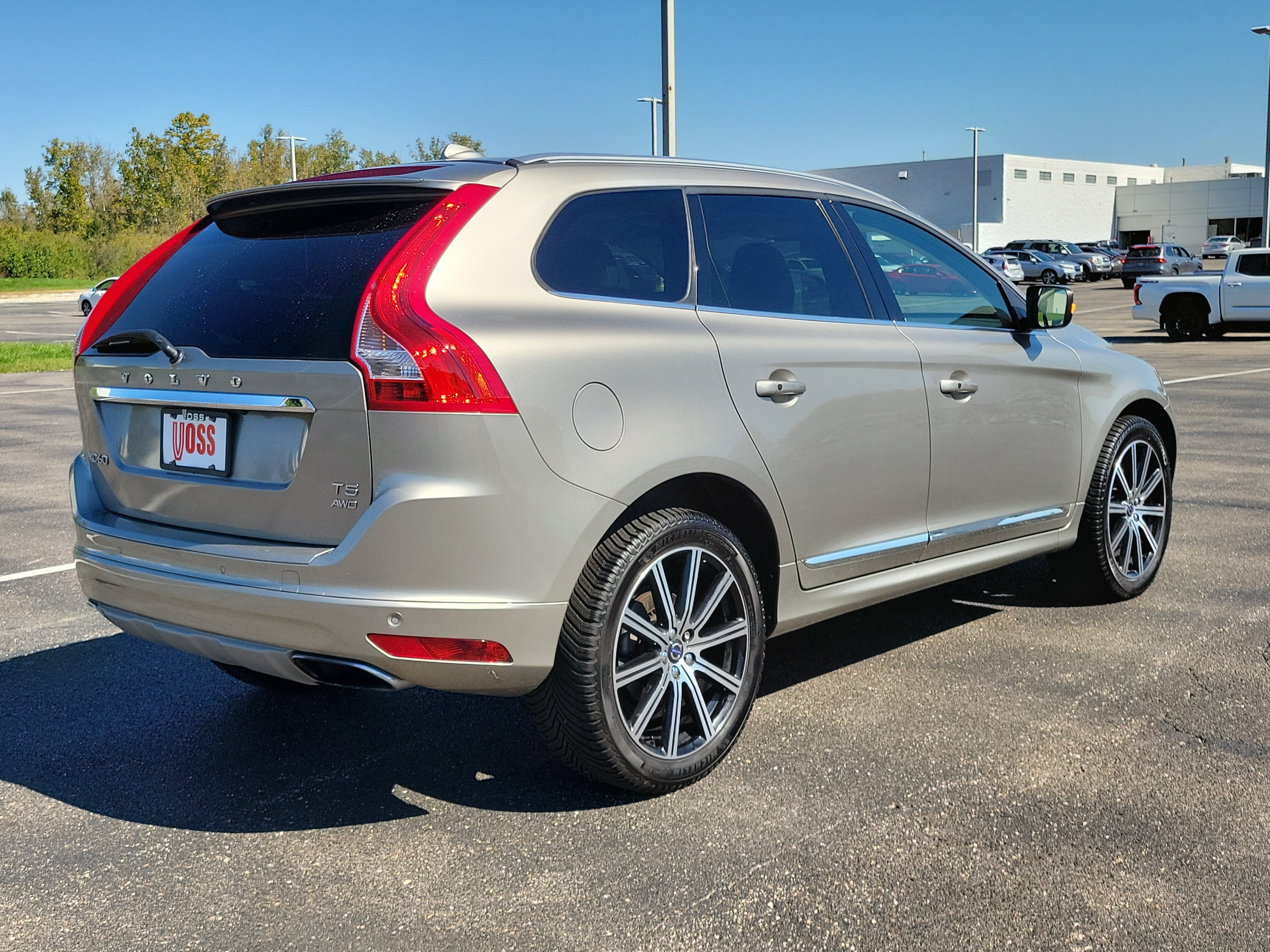2016 Volvo XC60 T5 Platinum, photo 8 of 12