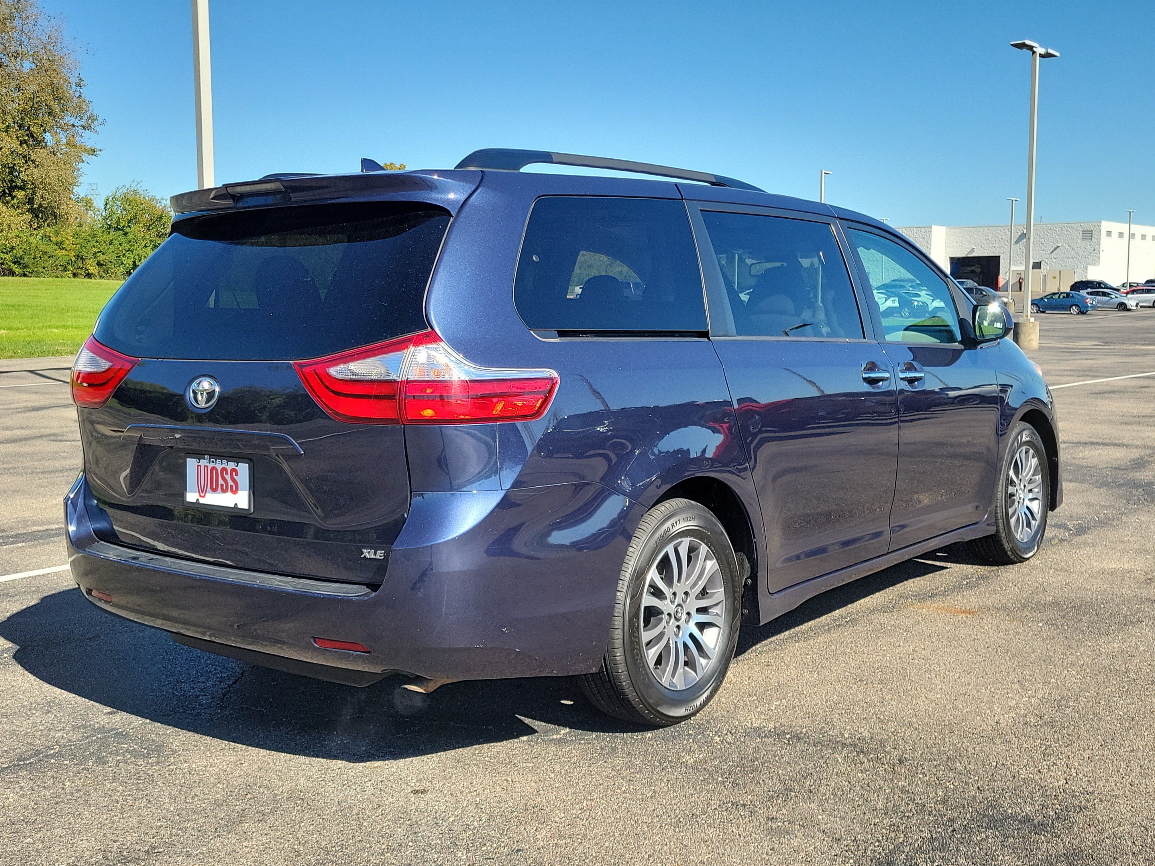 2018 Toyota Sienna XLE 8-Passenger, photo 8 of 12