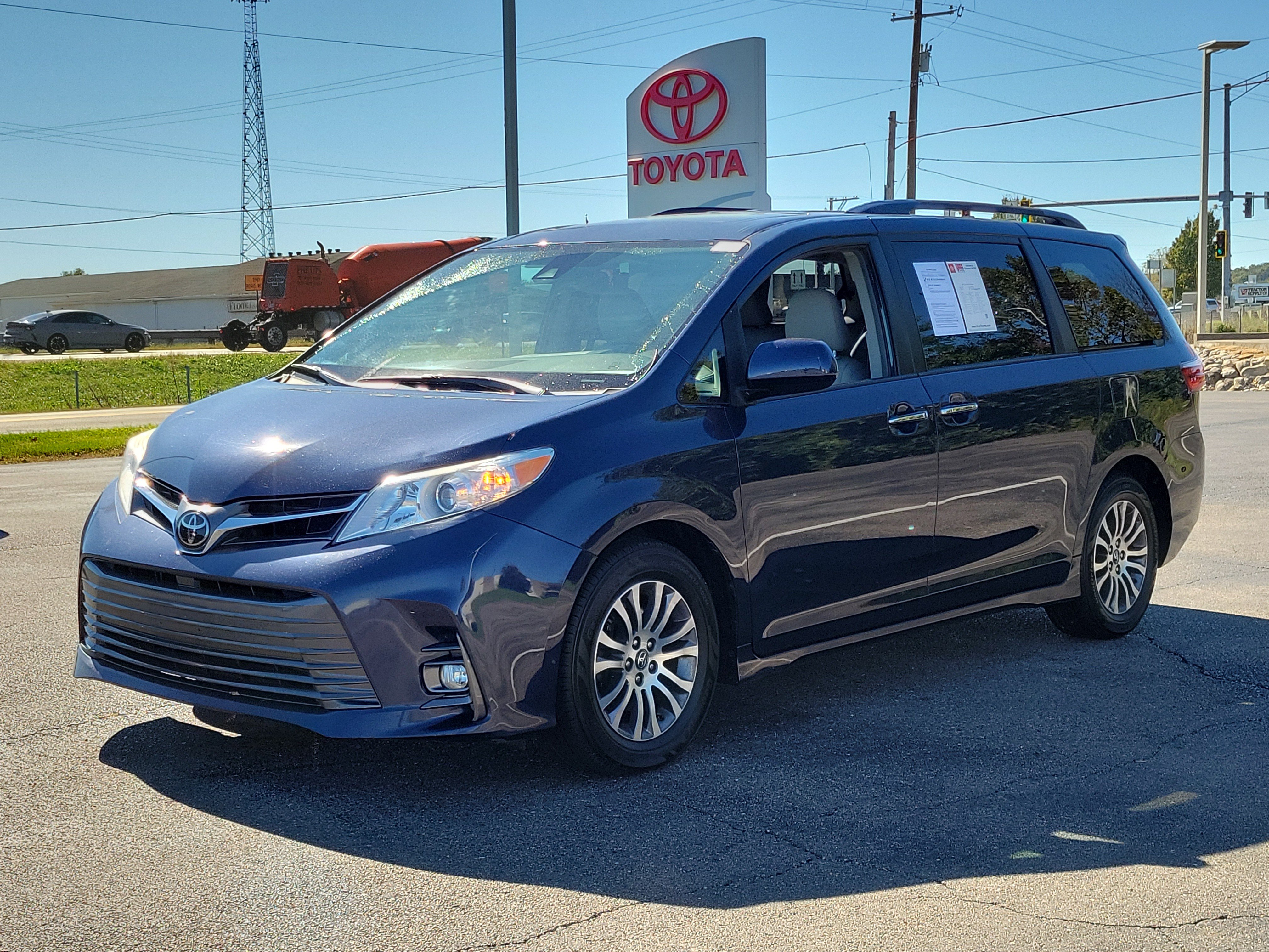 2018 Toyota Sienna XLE 8-Passenger, photo 6 of 12
