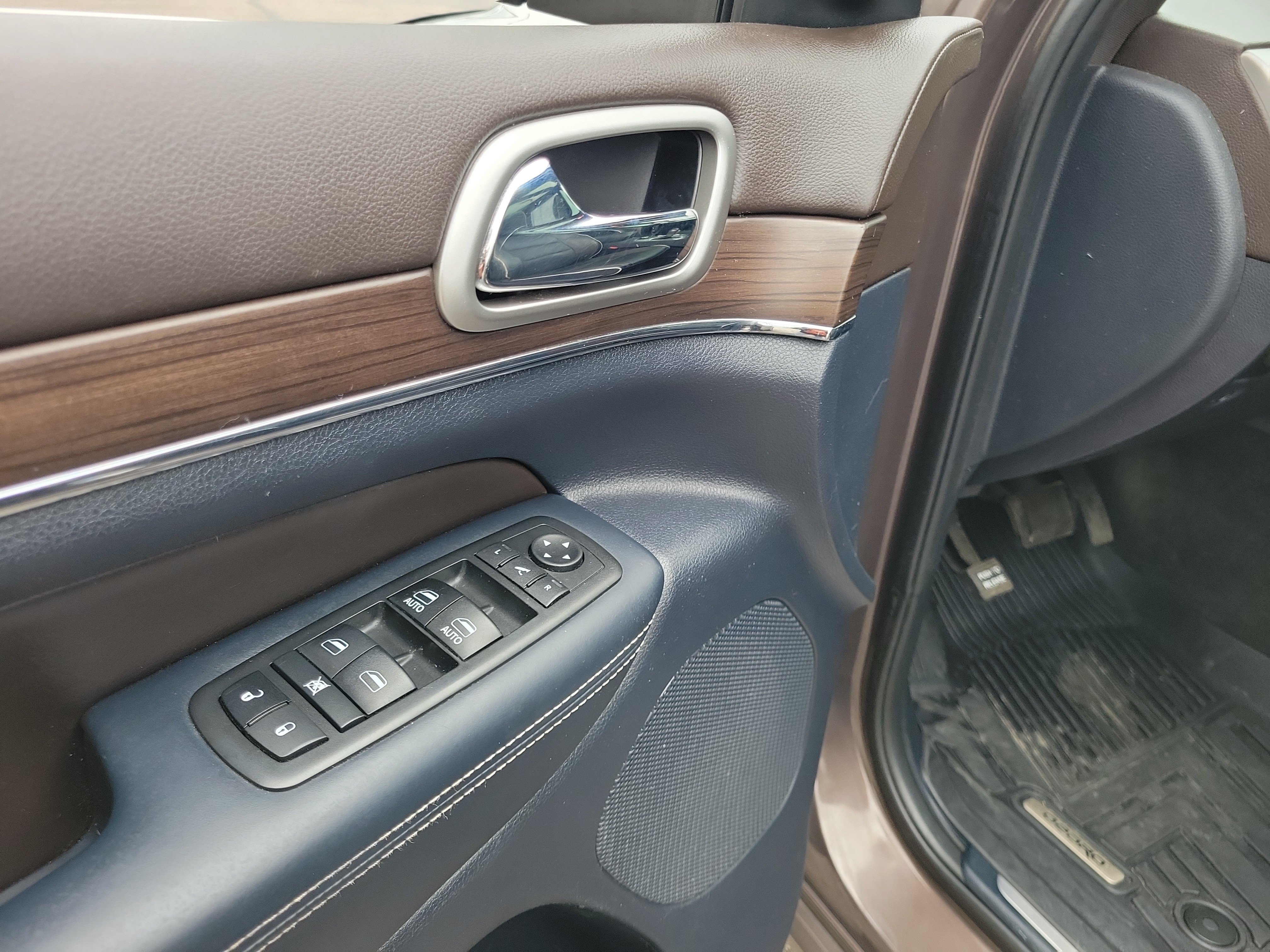Used 2017 Walnut Brown Metallic Clear Coat Jeep Overland image 22