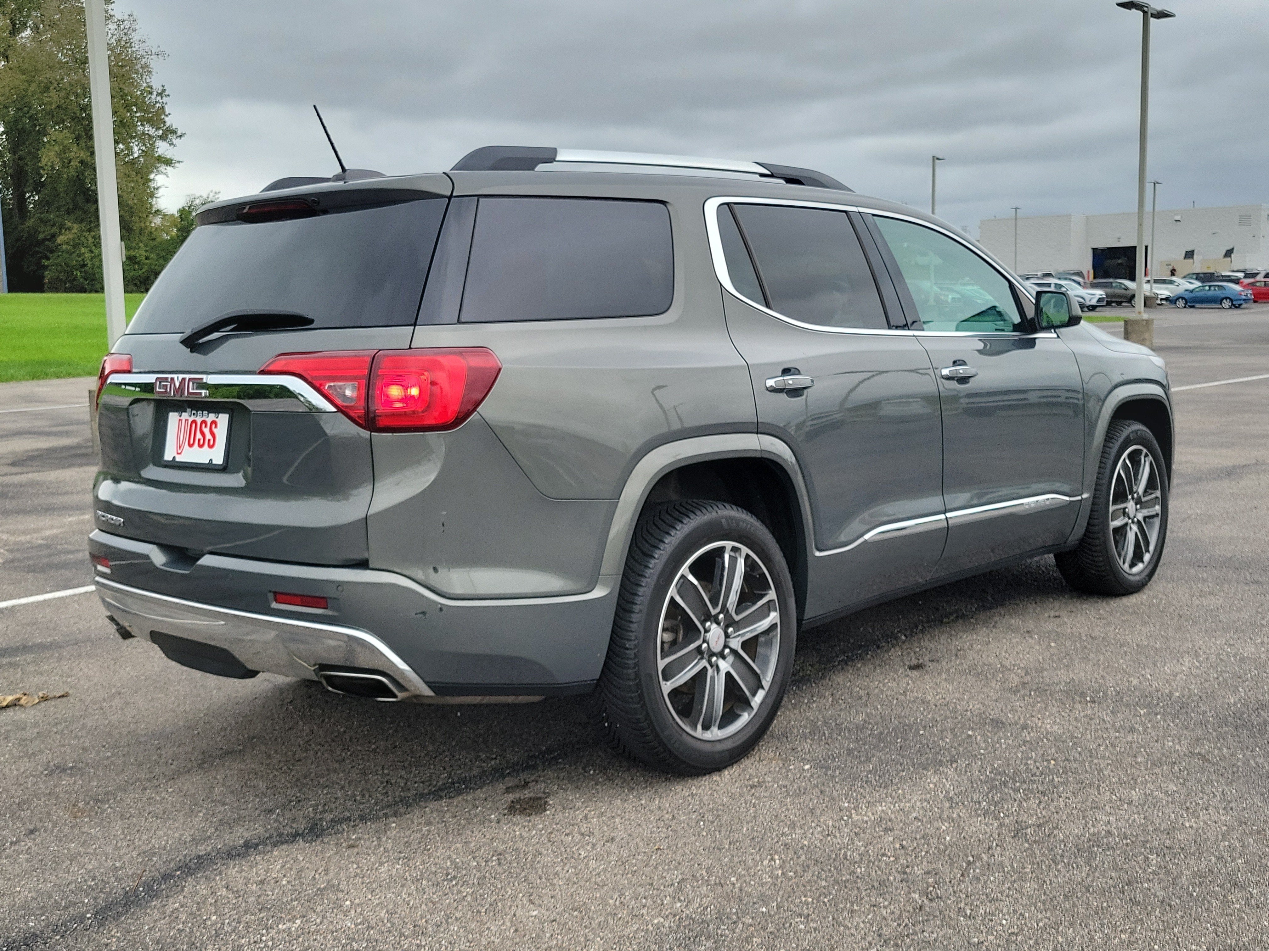 Used 2017 Mineral Metallic GMC Denali image 8