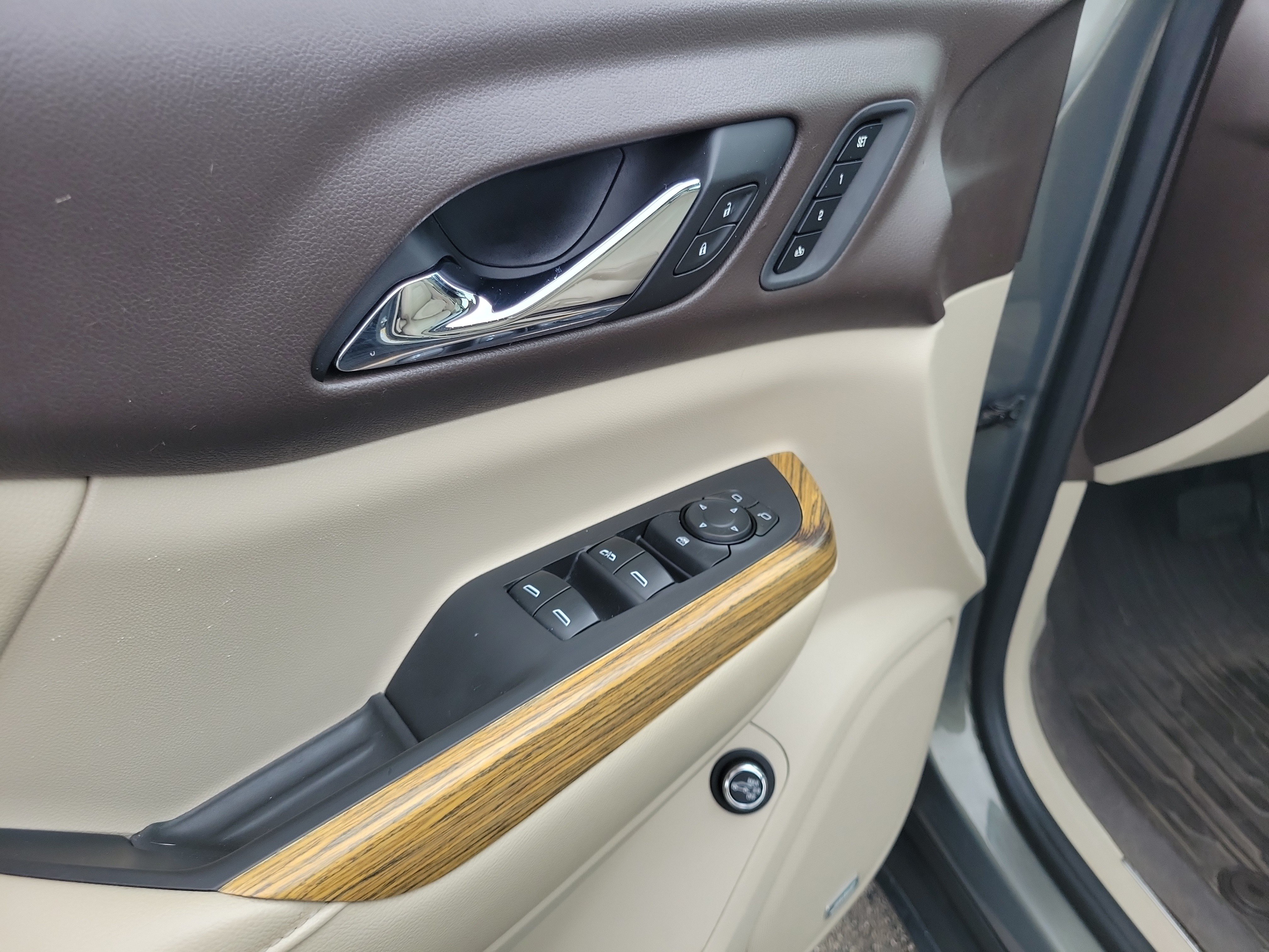 Used 2017 Mineral Metallic GMC Denali image 22