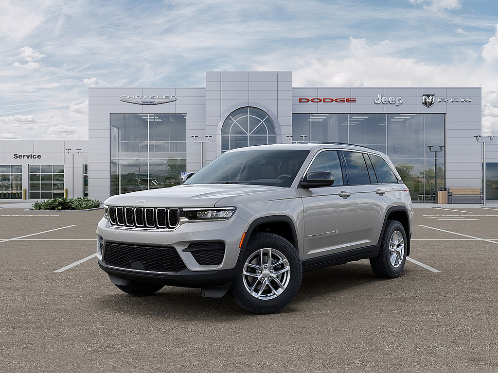 2026 Jeep Grand Cherokee Altitude 4×4 comparison vehicle