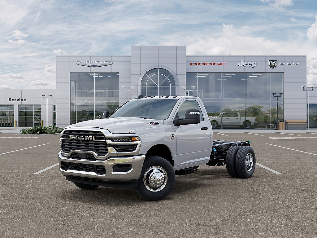 Bright White Clearcoat 2026 RAM 3500 Chassis Pickup Truck Four-Wheel Drive 8-Speed Automatic