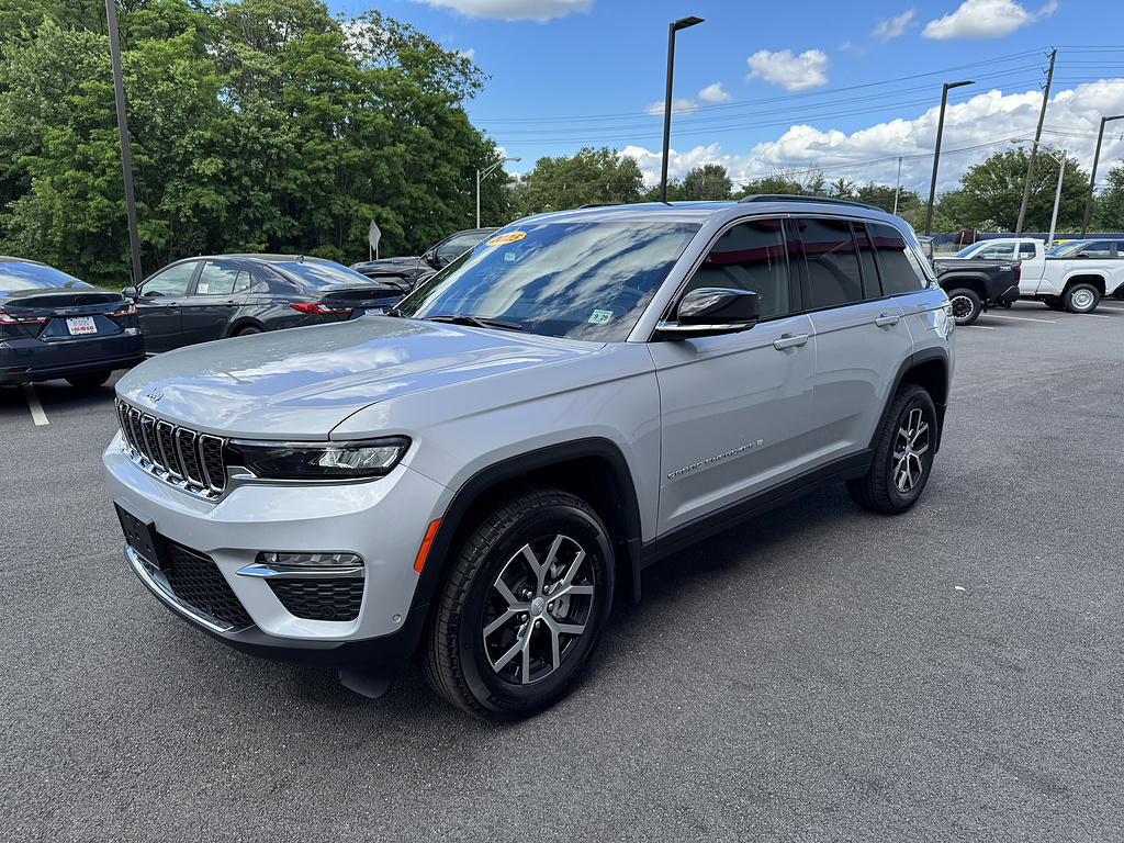 Silver Zynith Clear Coat 2025 Jeep Grand Cherokee SUV / Crossover Four-Wheel Drive 8-Speed Automatic