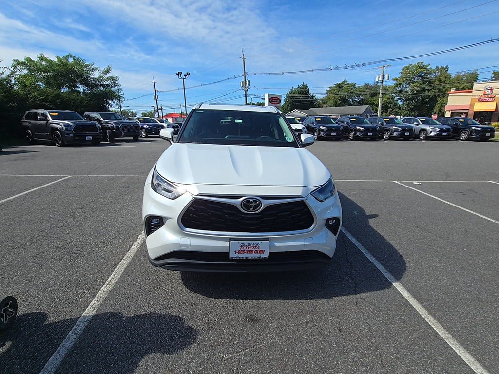 White (Wind Chill Pearl) 2022 Toyota Highlander SUV / Crossover All-Wheel Drive Automatic