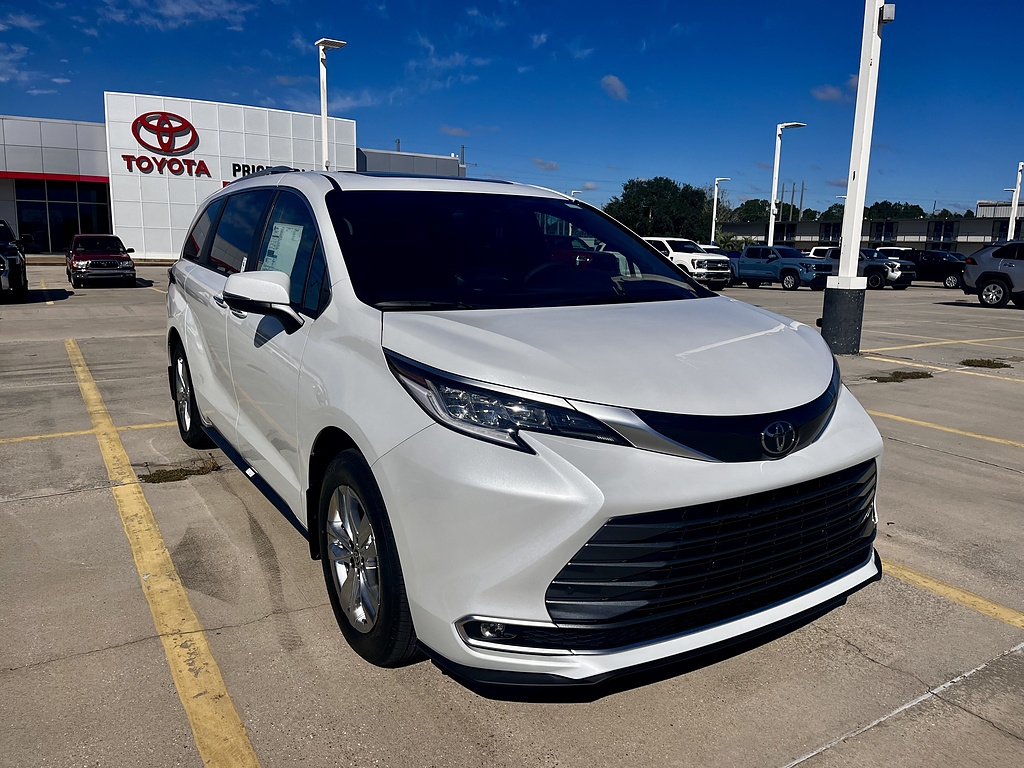 White (Wind Chill Pearl) 2026 Toyota Sienna Minivan Front-Wheel Drive Continuously Variable Transmission