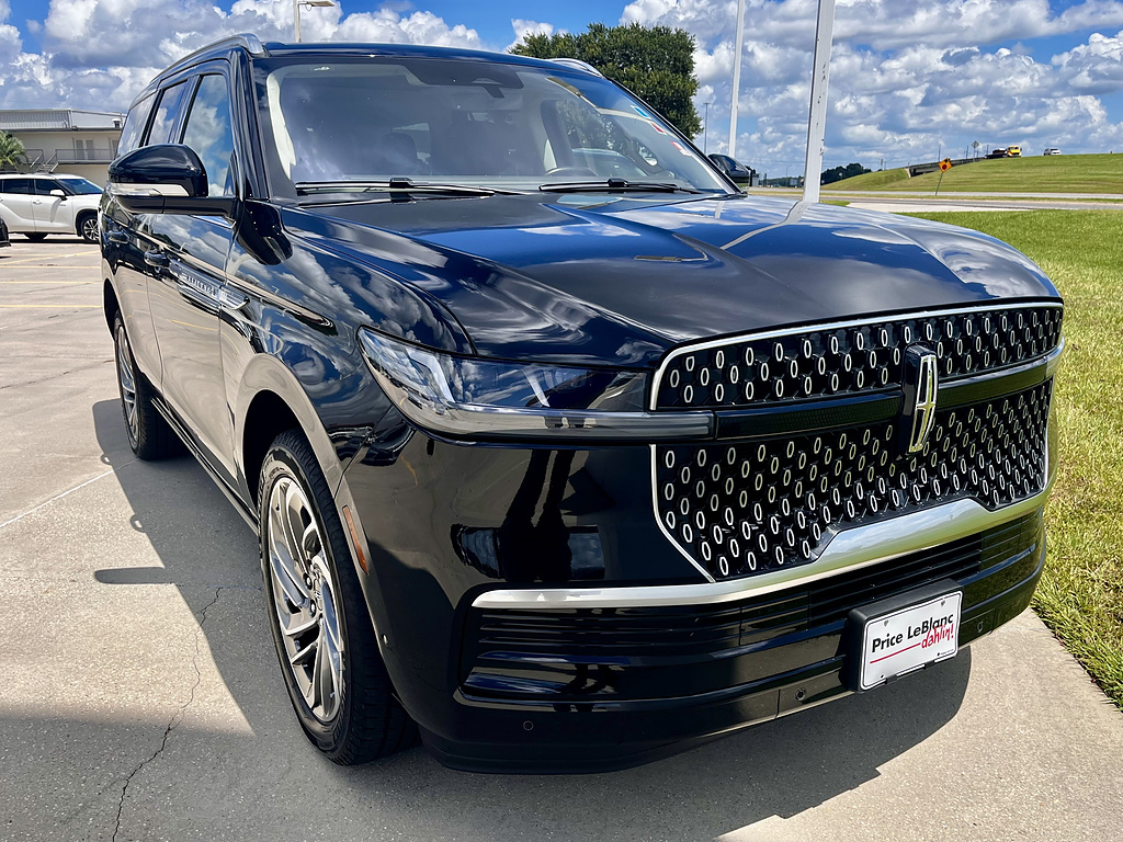 Infinite Black Metallic Clearcoat 2025 Lincoln Navigator SUV / Crossover Four-Wheel Drive Automatic