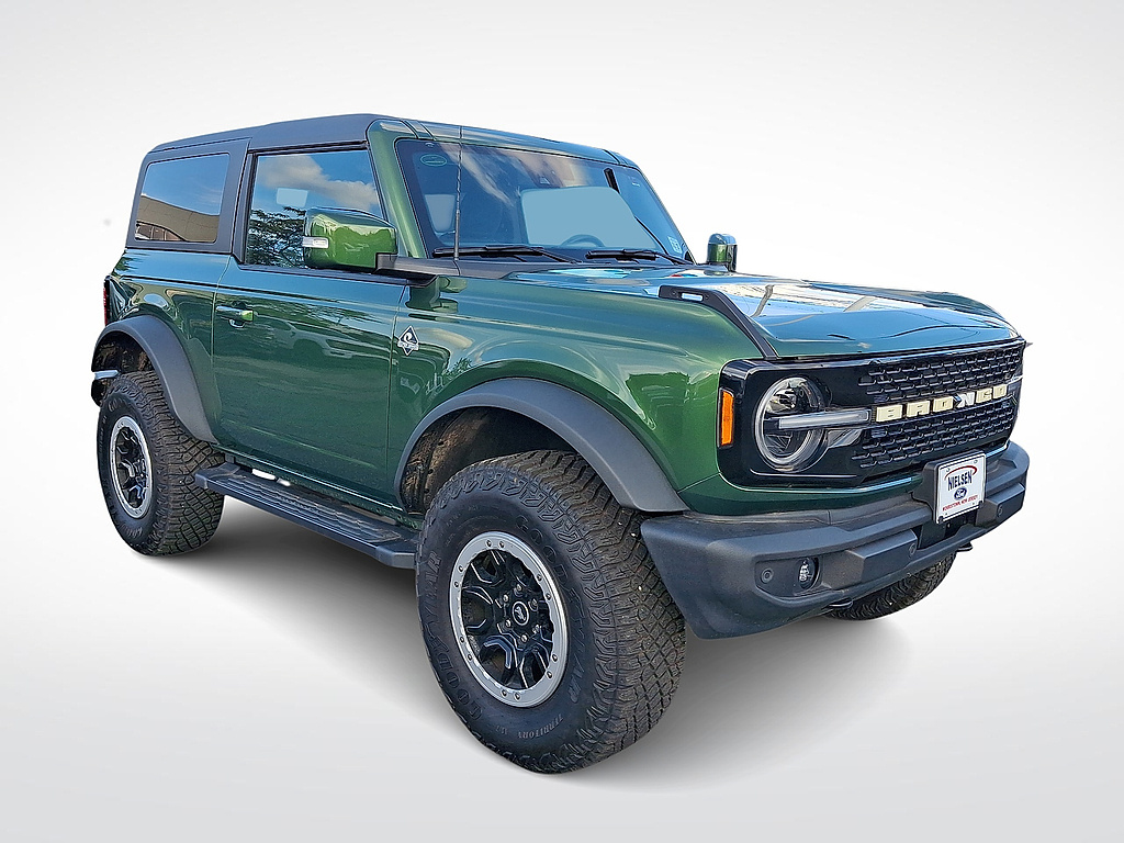 2022 Ford Bronco Outer Banks Advanced comparison vehicle