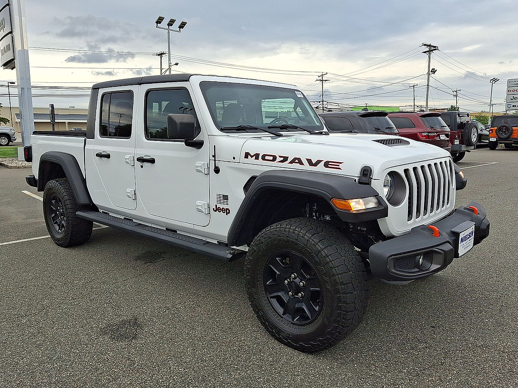 Bright White Clear Coat 2023 Jeep Gladiator Pickup Truck Four-Wheel Drive 8-Speed Automatic