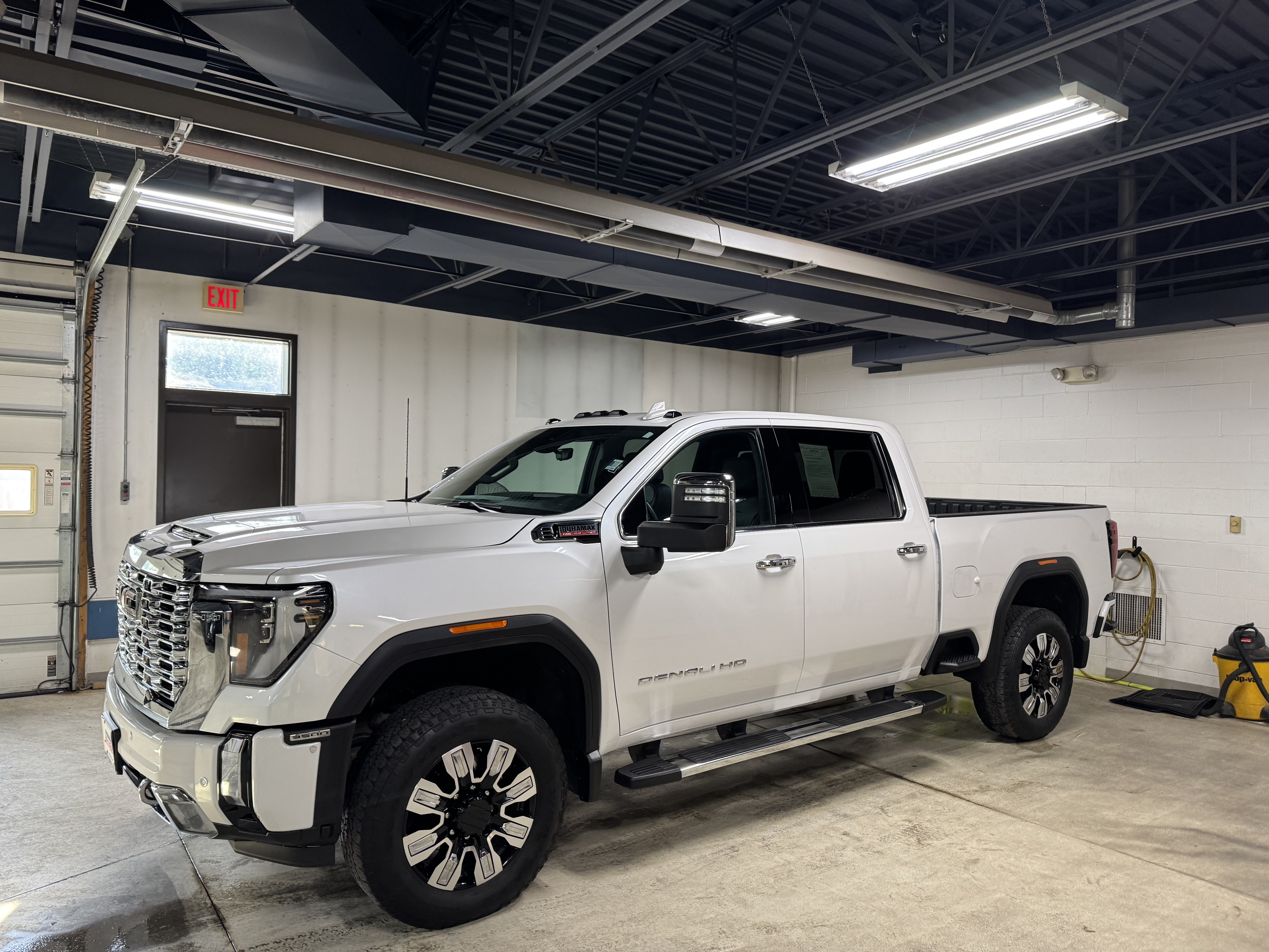 2025 GMC Sierra 3500HD Denali Crew Cab 4WD