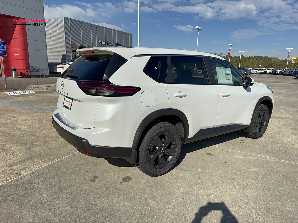 2027 Nissan Rogue photo 8 of 24