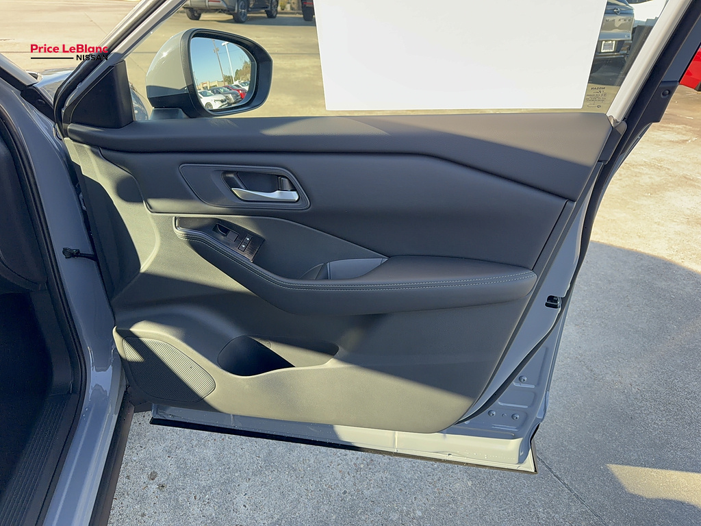 2027 Nissan Rogue photo 11 of 27