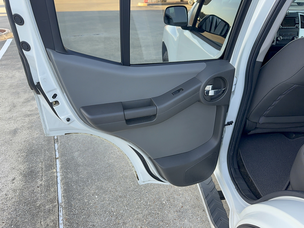 2015 Nissan Xterra photo 17 of 22