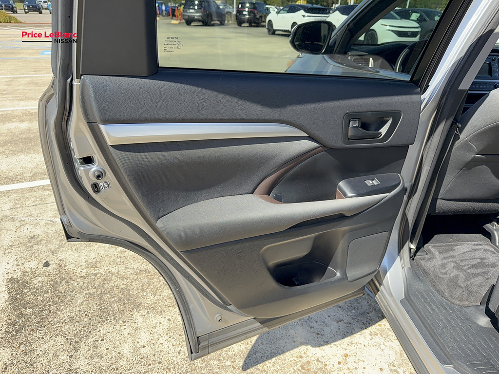 2016 Toyota Highlander photo 18 of 26
