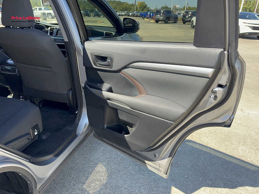 2016 Toyota Highlander photo 14 of 26