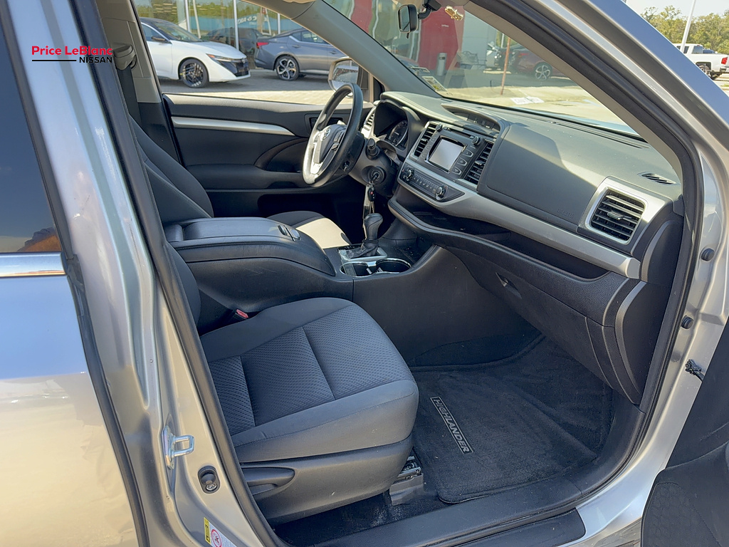 2016 Toyota Highlander photo 12 of 26
