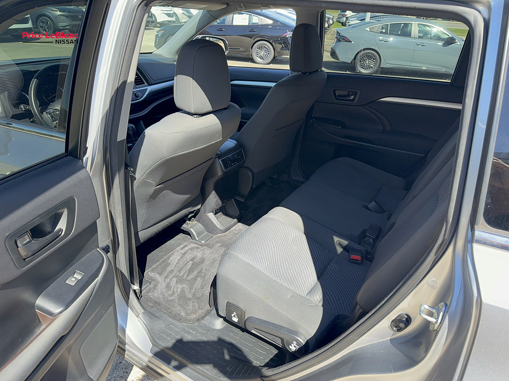 2016 Toyota Highlander photo 17 of 26