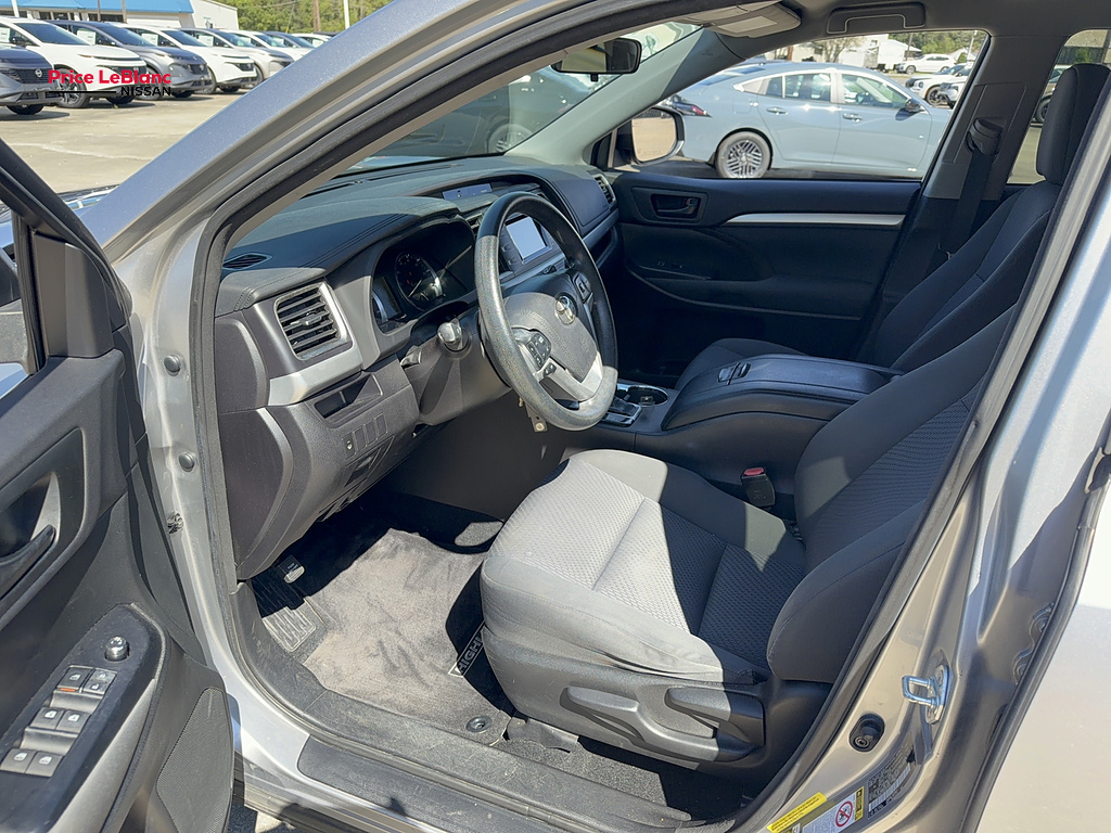 2016 Toyota Highlander photo 20 of 26